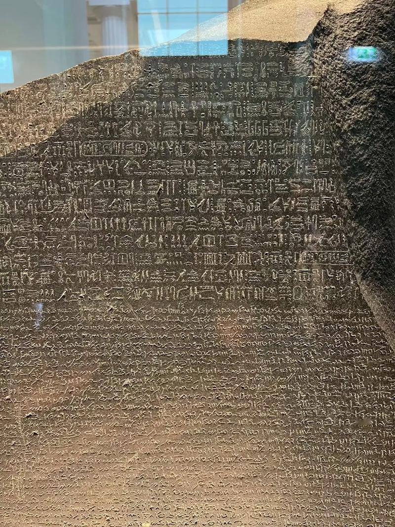 古埃及石碑为何三四千年还那么清楚，而中国古代石碑却已经模糊了？不少人直觉就是，为