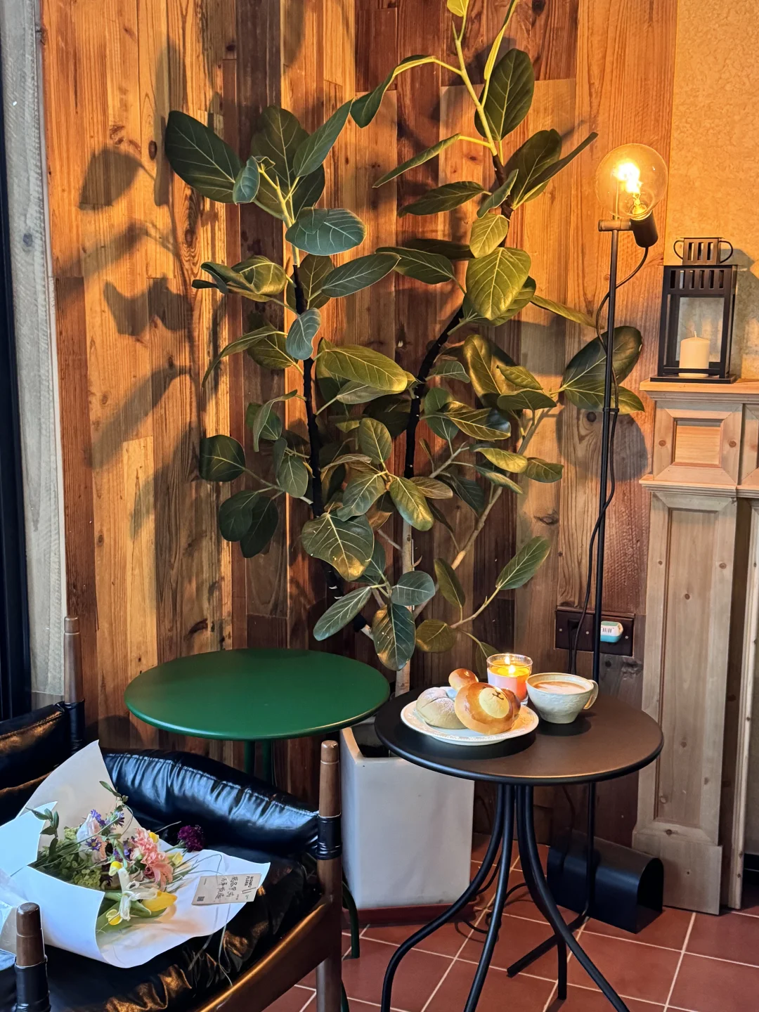 大凯面包的旁边是小凯咖啡