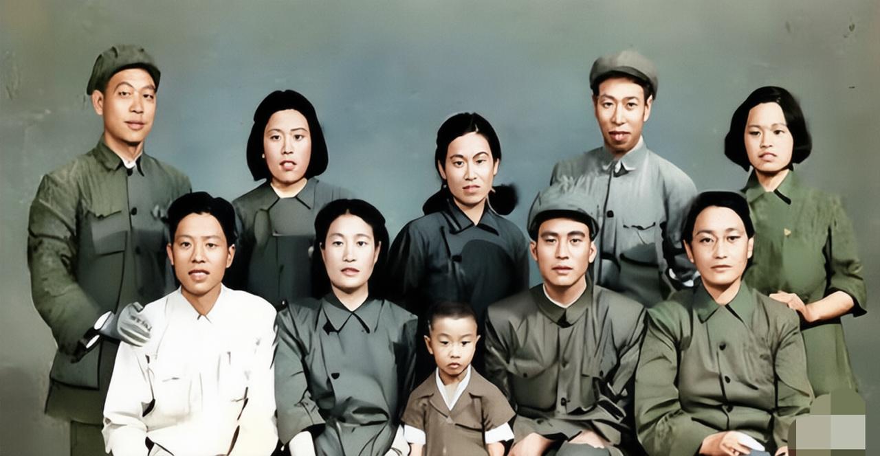 1951年，刘青山一张全家福，坐着进口小轿车，口味刁钻，生活腐化。