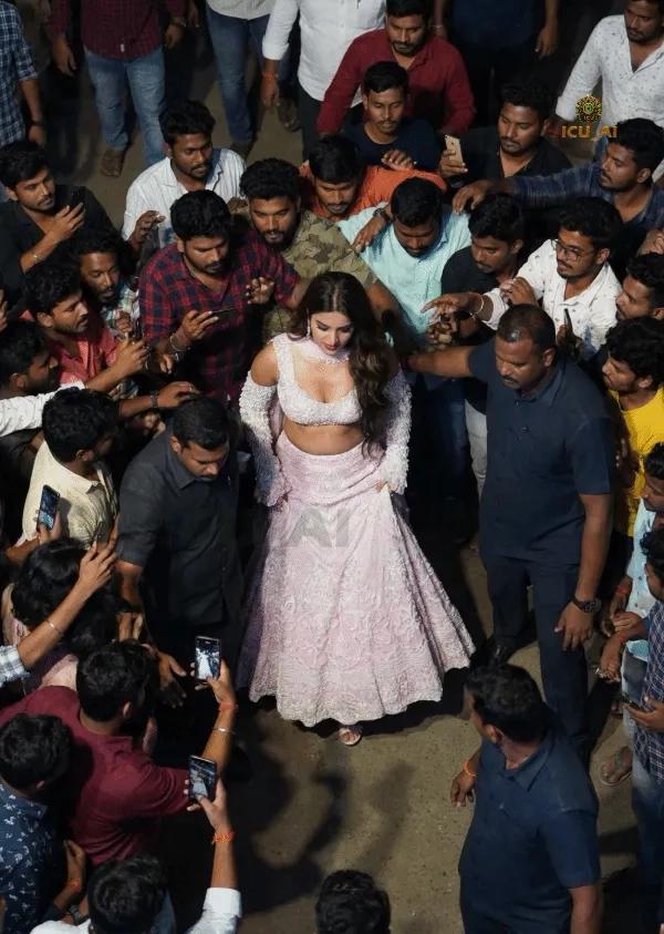 近日，一名印度知名女演员在参加线下公开活动时，突遭多名男子围堵，现场秩序失控，演