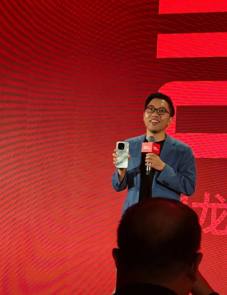 iQOO产品经理掏出了iQOO15，这颜值你OK吗？