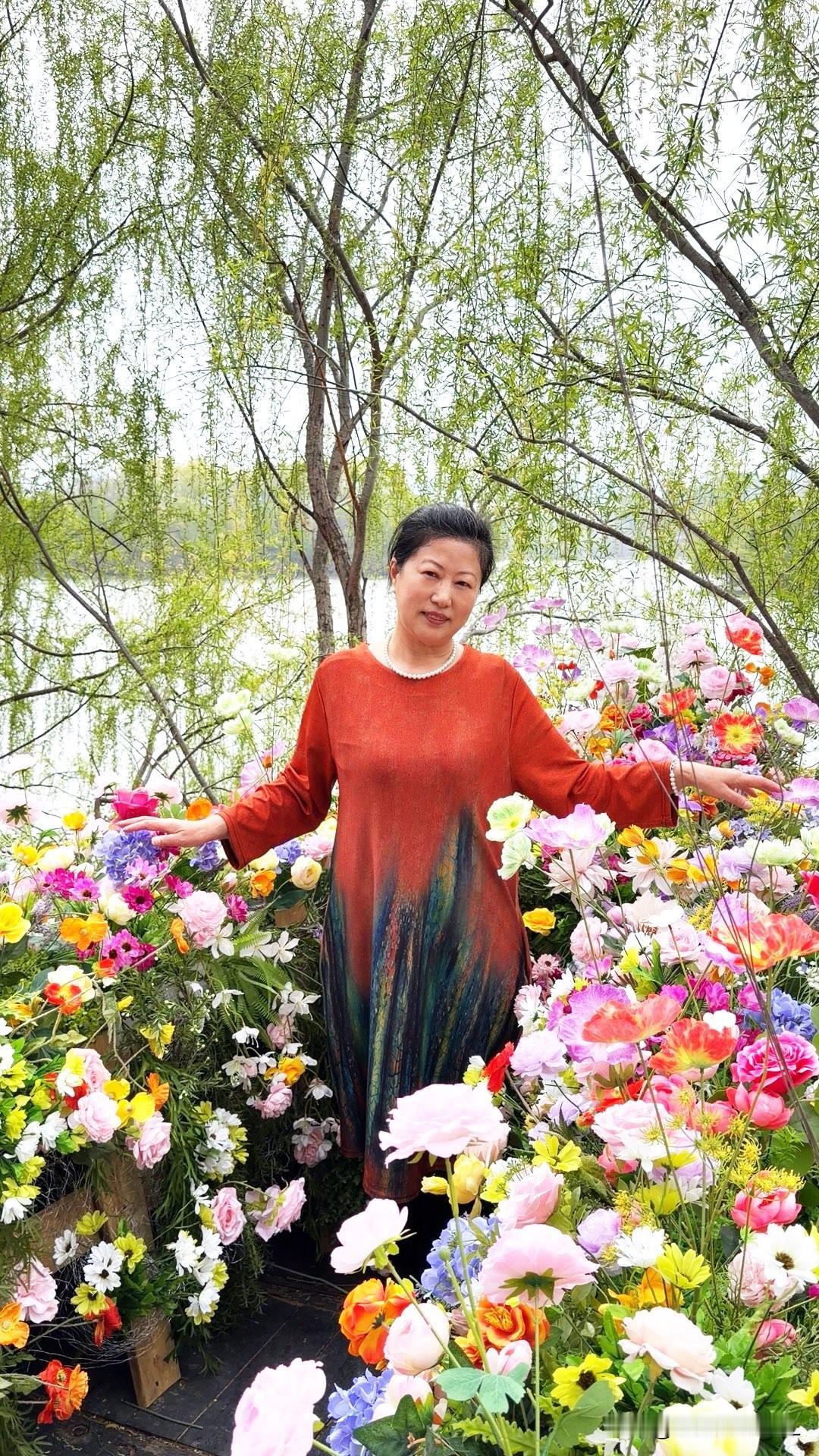 人间最美四月天，大连西郊的西山湖公园，美得让人沉醉。今年的西山湖公园，湖边