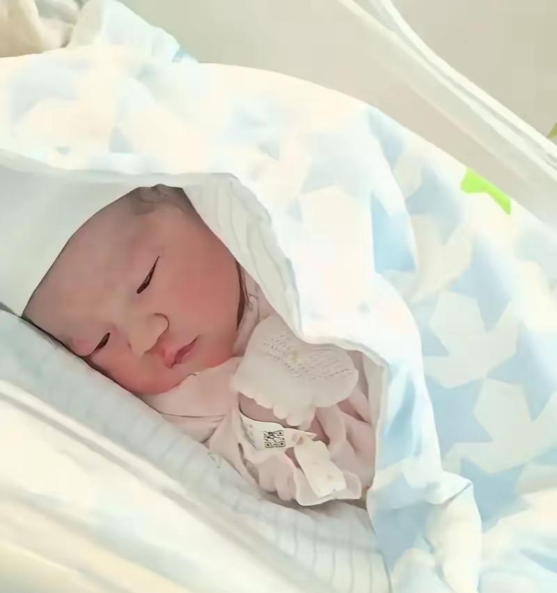 年年大年初一烧香盼女儿，花钱备好女孩名字，生孩子开盲盒今天一亲戚的媳妇在医
