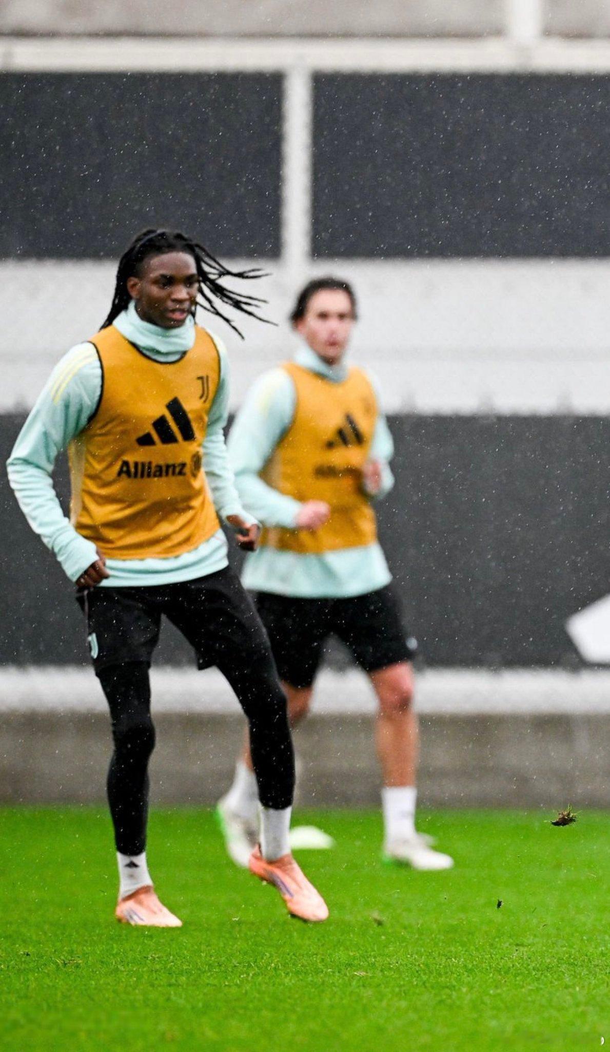 2009年出生的“上罗下莱”埃利莫加莱昨天被斯帕莱蒂特别征召参加了一线队的合练，