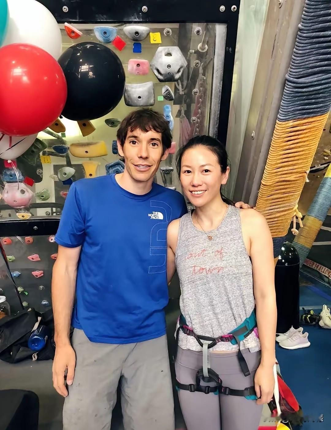 细端详才发现，这个世界头号徒手攀岩大咖，长的好像和飞鱼菲尔普斯有点像，包括他的头