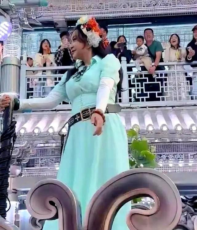 刘晓庆这回真让人刮目相看。人山人海都去看“王婆说媒”，结果大明星也挤在里头。
