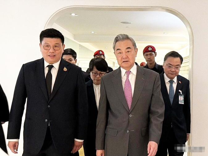 超高规格迎接中国！王毅抵达曼谷，泰国的重视藏不住了。当地时间4月23日15时45