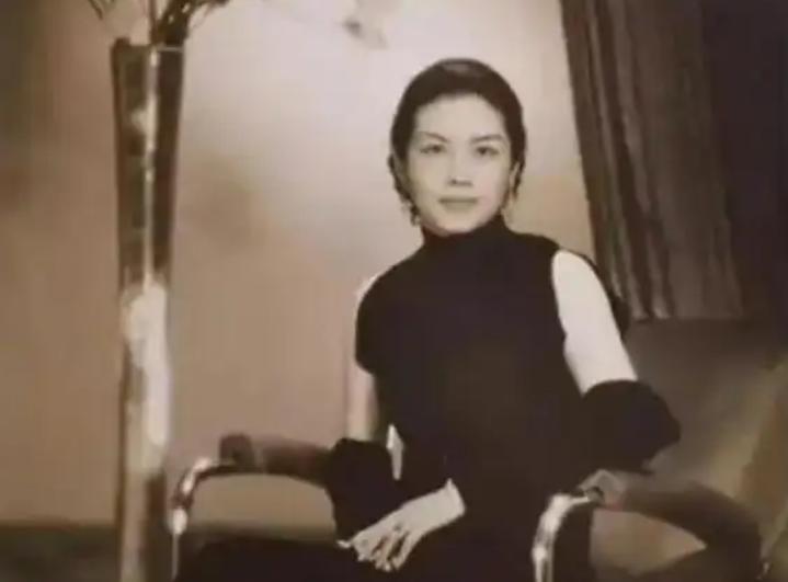 1935年，天津青楼里，一个年轻妓女拉住37岁的张伯驹哭着哀求：“带我走，我还是