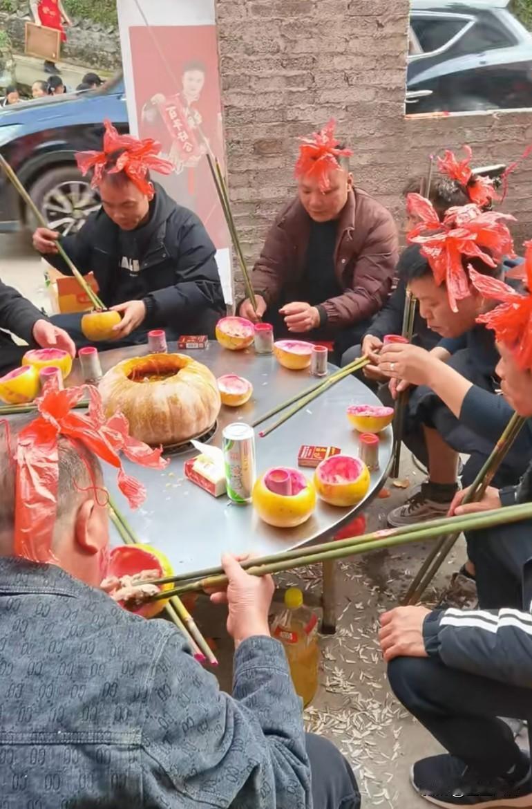 这种酒席实在吃不了，笑点低不仅会笑不停，这筷子也玩不转，怕戳别人眼睛上这不是姑