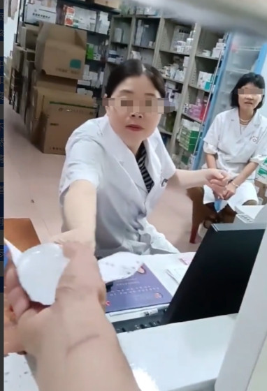 “谁遇到都会愤怒！”6月7日，河南桐柏，医院药房工作人员将盐水错拿成糖水，病人家