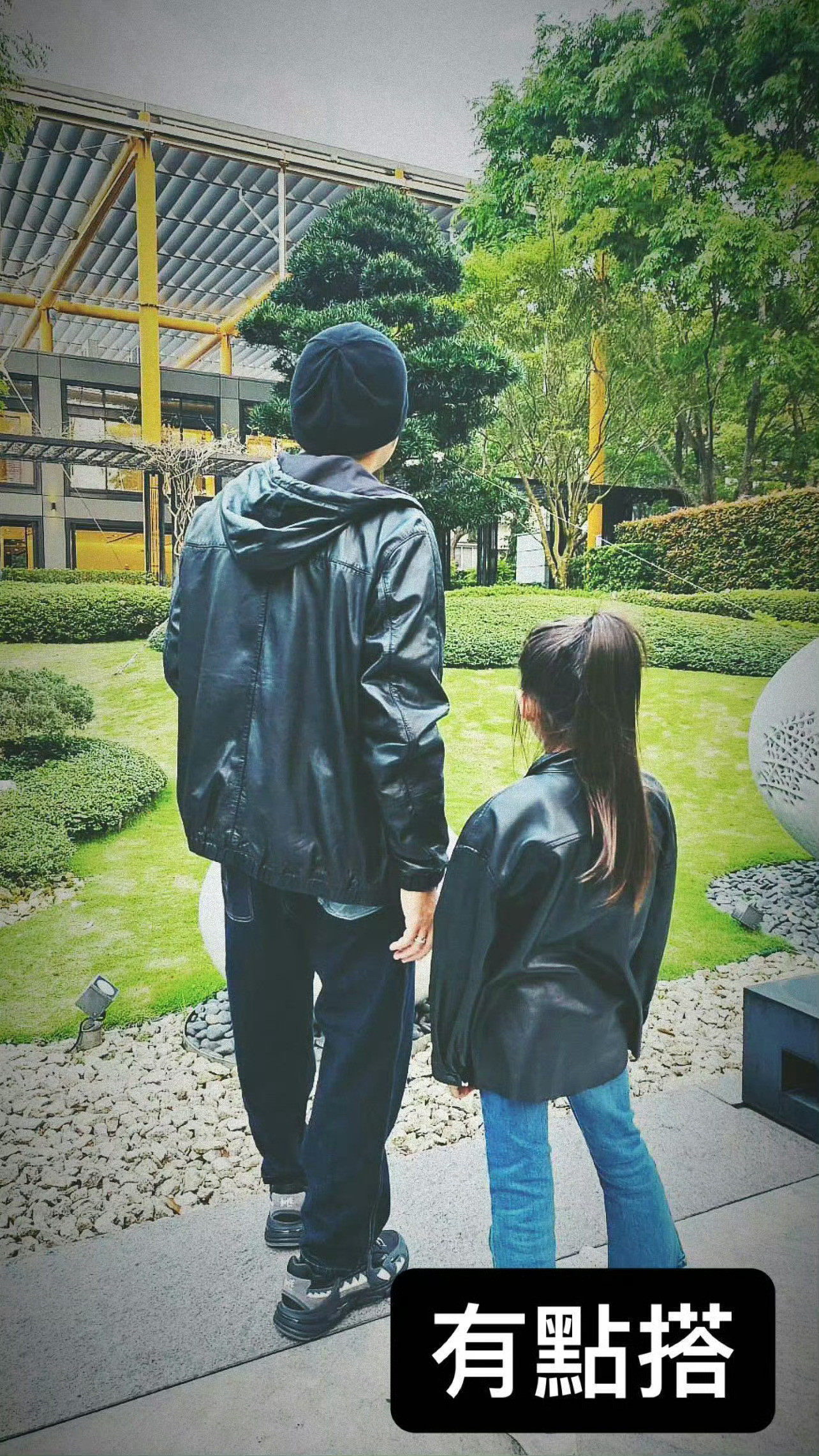 跟女儿的亲子装，有点搭