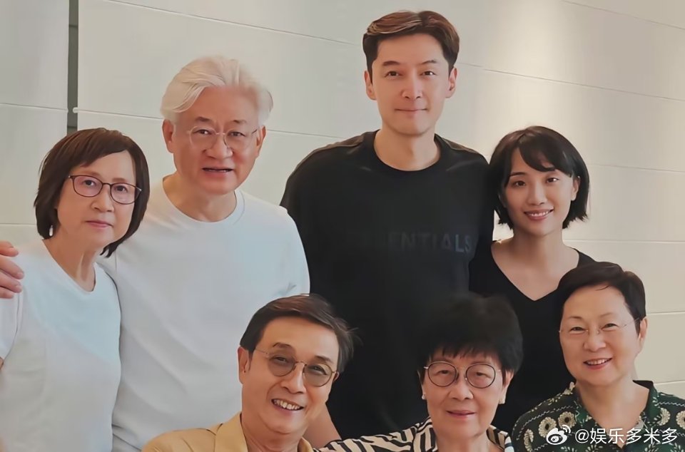 胡歌不打扮，没有明星团队打造也非常普通，和他老婆素颜照比非常配，他老婆不是传统意