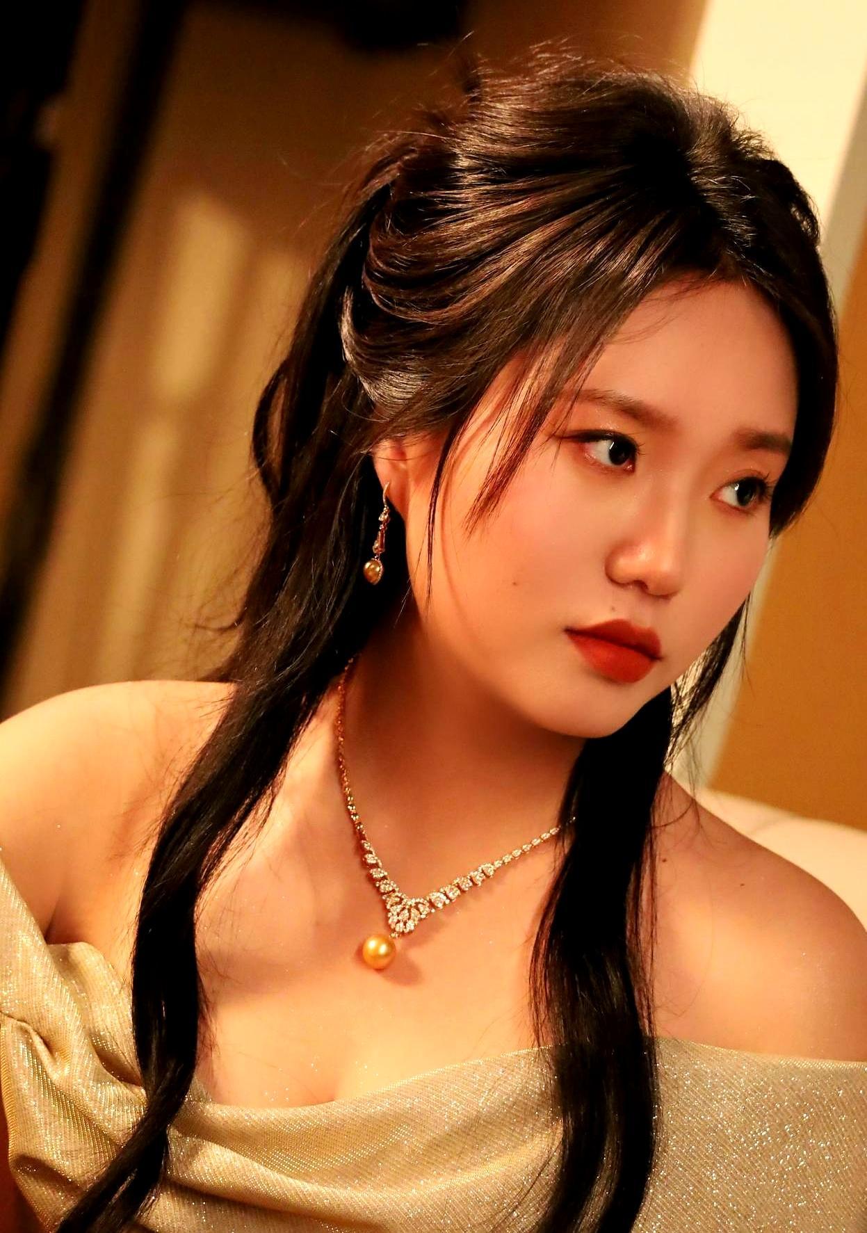 在这个看脸的流水线时代，那个长相平平的东北姑娘，正成为演艺圈最稳定的“底层代码”