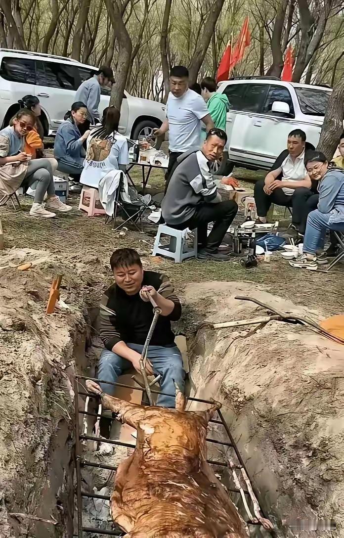 公司团建，能让领导动手烤羊吗？