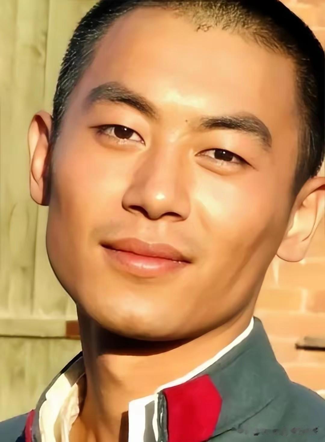 2008年，朱亚文演完《闯关东》拿到单集几十万的片酬，三年后，他跟陪自己从北电学
