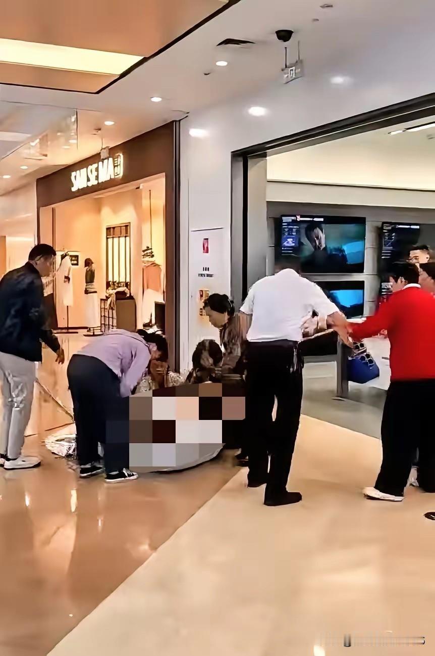 新！前员工透露赛格坠楼老板的为人西安国际购物中心坠楼原因令人痛惜！坠楼的人叫