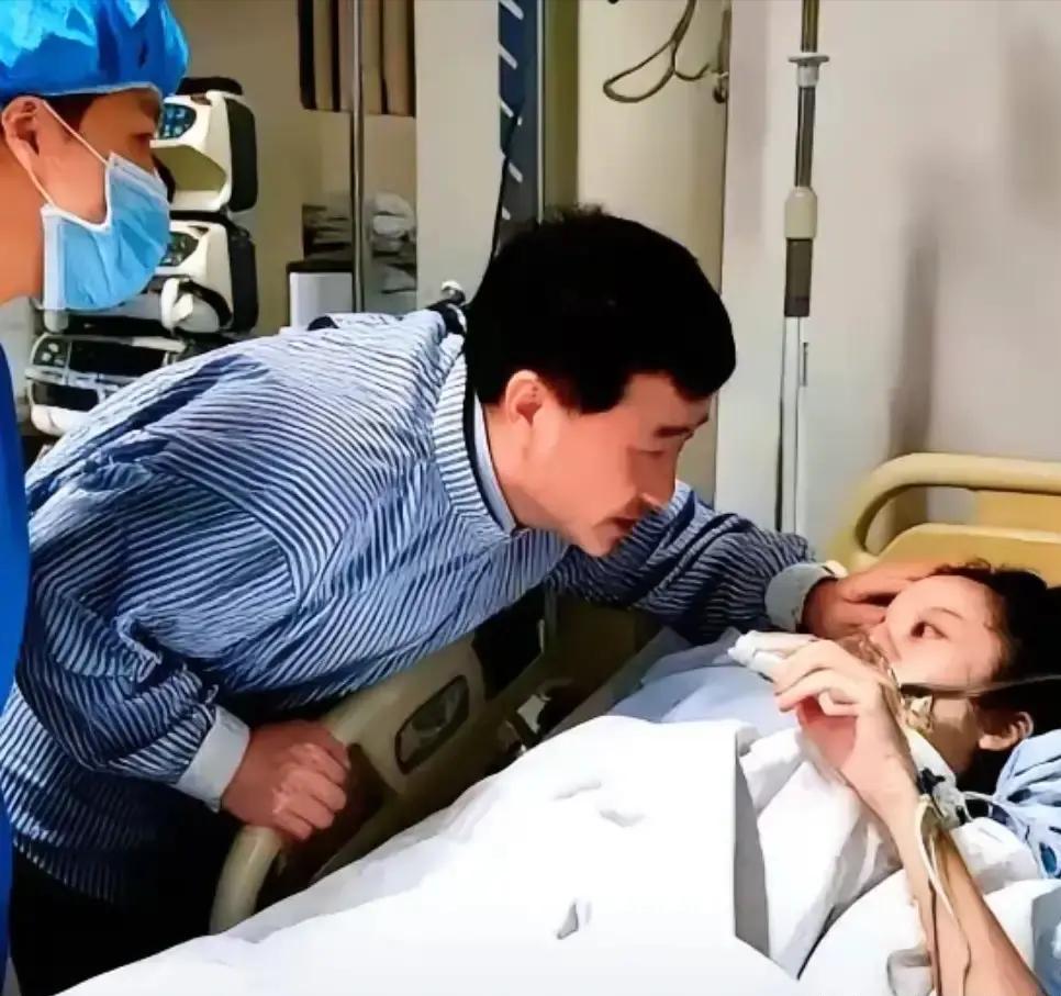 2011年，姚贝娜找到北大人民医院乳腺中心主人曹迎明，曹医生看到报告后建议立即手