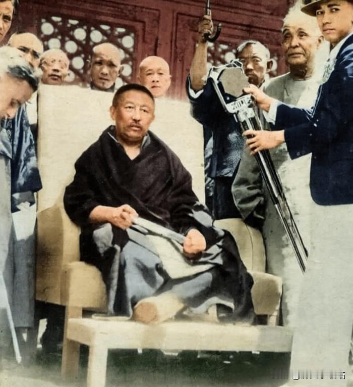 九世班禅额尔德尼·曲吉尼玛于1924年抵达兰州后，在当地主持法会的珍贵瞬间。照