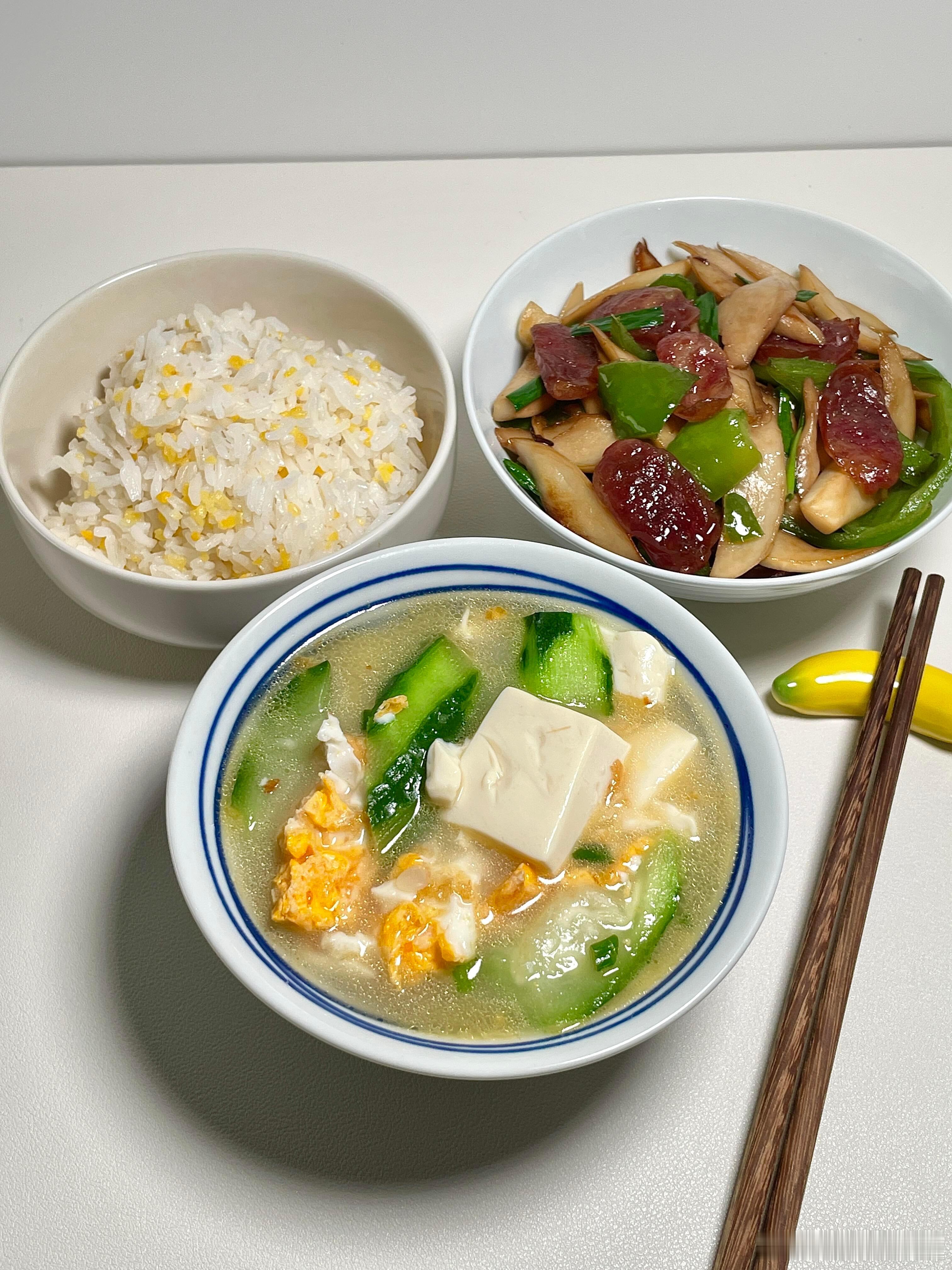 一人食｜幸福午餐🥣今日分享杏鲍菇青椒炒腊肠豆腐丝瓜汤这个豆腐很嫩，煮汤很鲜甜[
