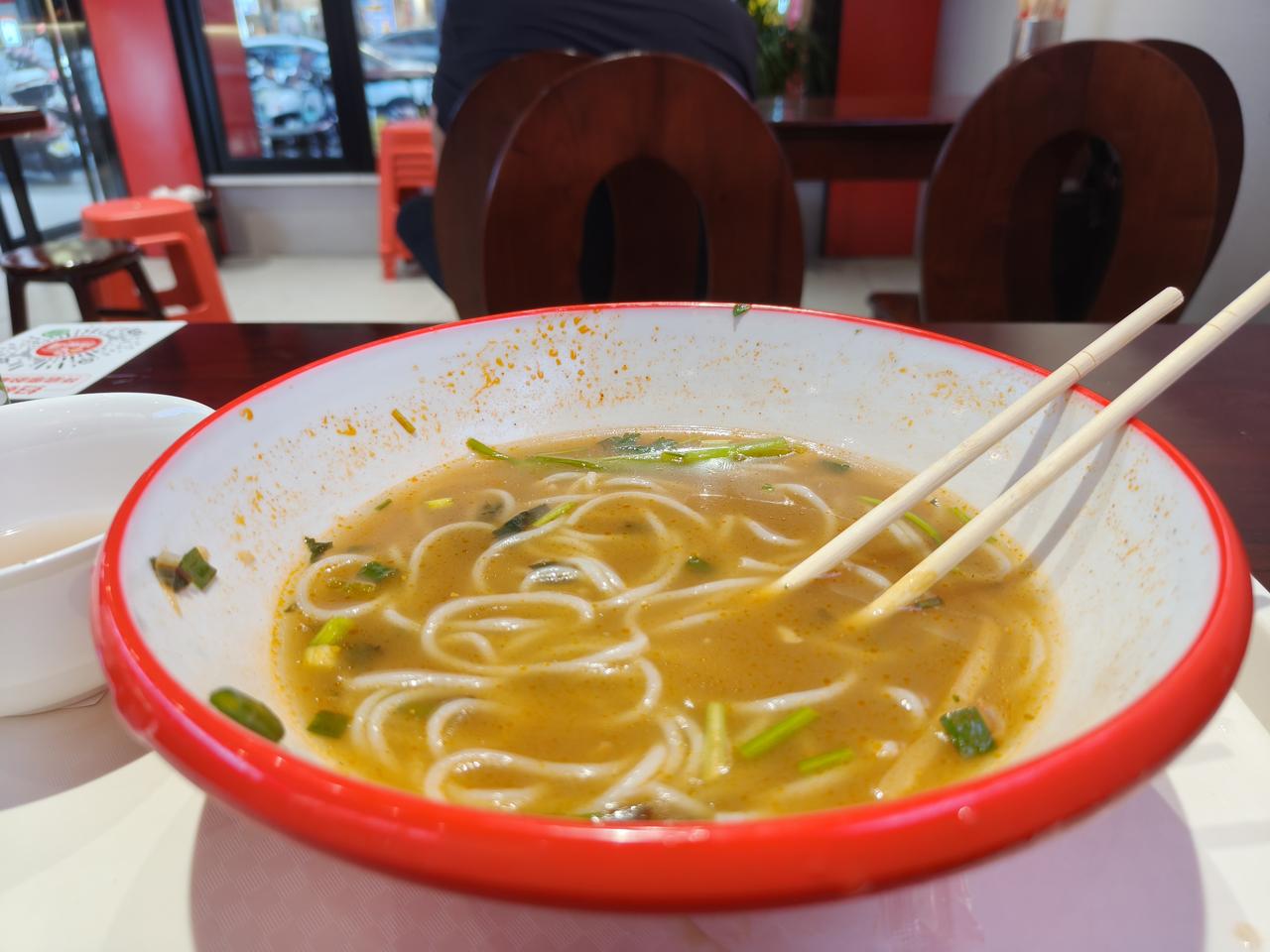 螺蛳粉到底有什么好吃，咸而不鲜，辣而不麻，十几块钱一丁点肉都没有，纯纯的素粉一碗