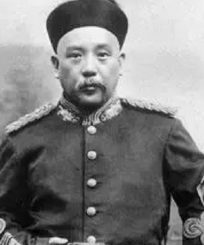 1916年6月6日，袁世凯死了。消息传到北京，刚被张作霖挤出奉天、正在天津赋闲的