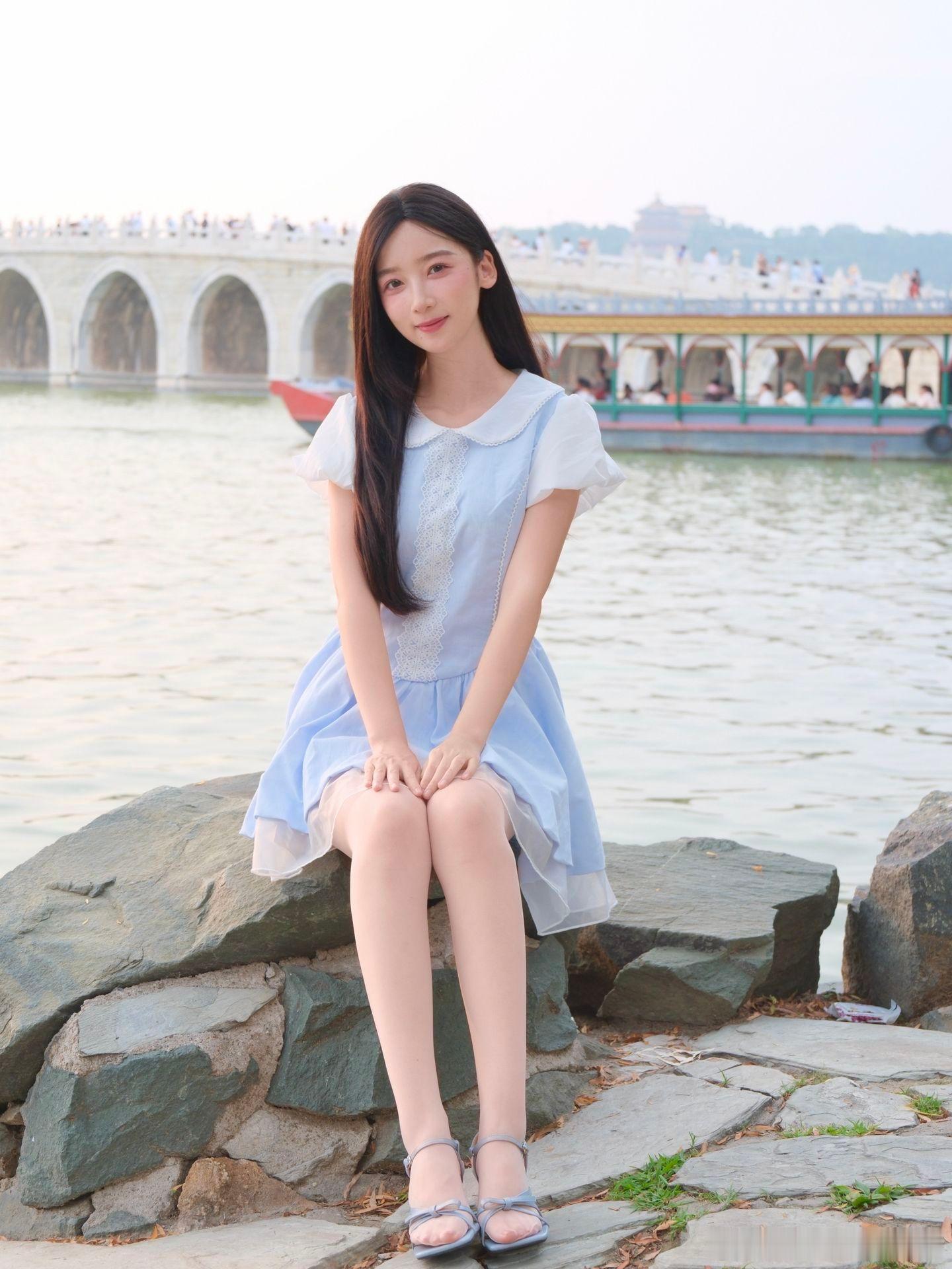 湖边的丝袜少女