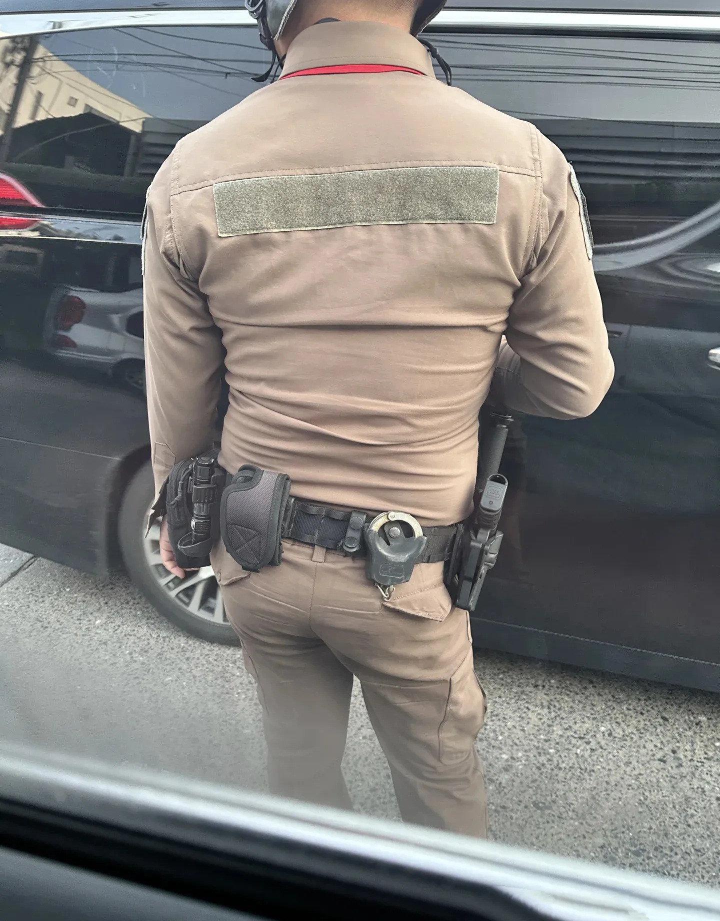 泰国警察为啥穿紧身制服还带一堆装备---
