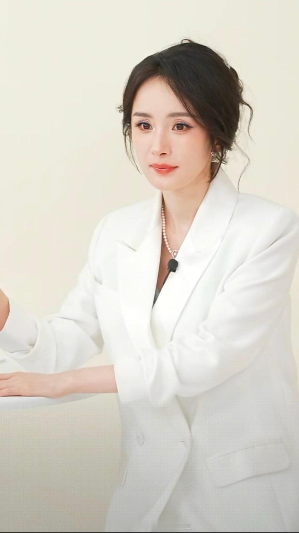 杨幂今晚的直播，裙子很美，但是直播时披了件白西装，压根没认出来杨幂爸爸与小酒窝