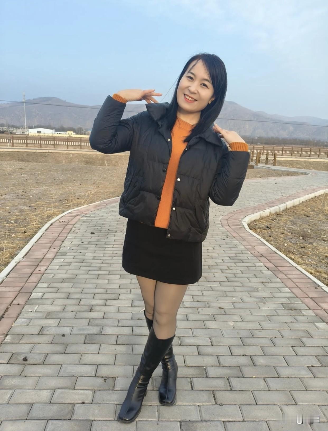 还有长年累月学习的女人，无论什么年纪都气质非凡。就像我认识的阿姨，爱研究诗词歌赋