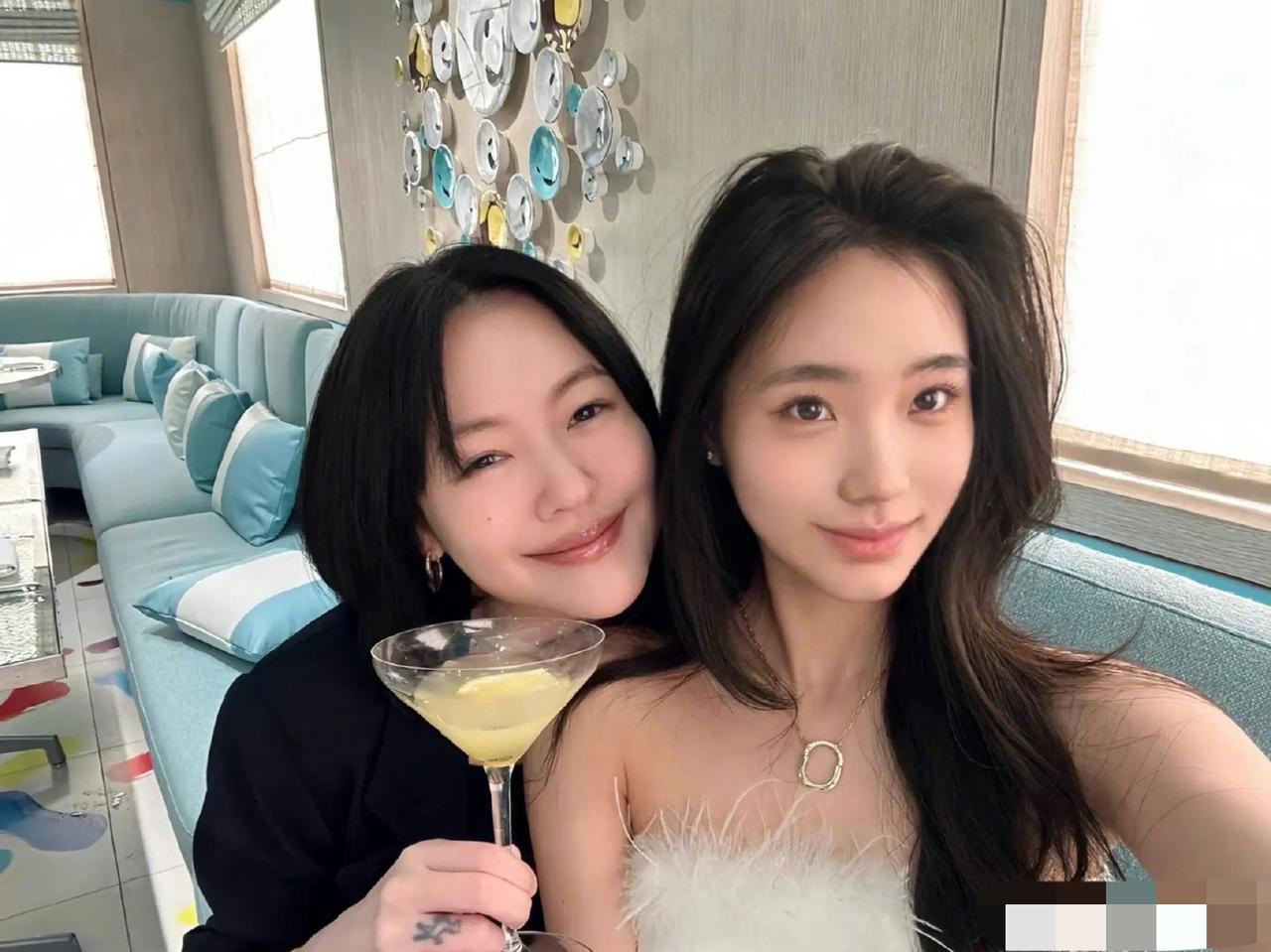 最近，小S女儿的相关话题在社交平台持续引发热议。不少网友在关注她日常动态时，发现