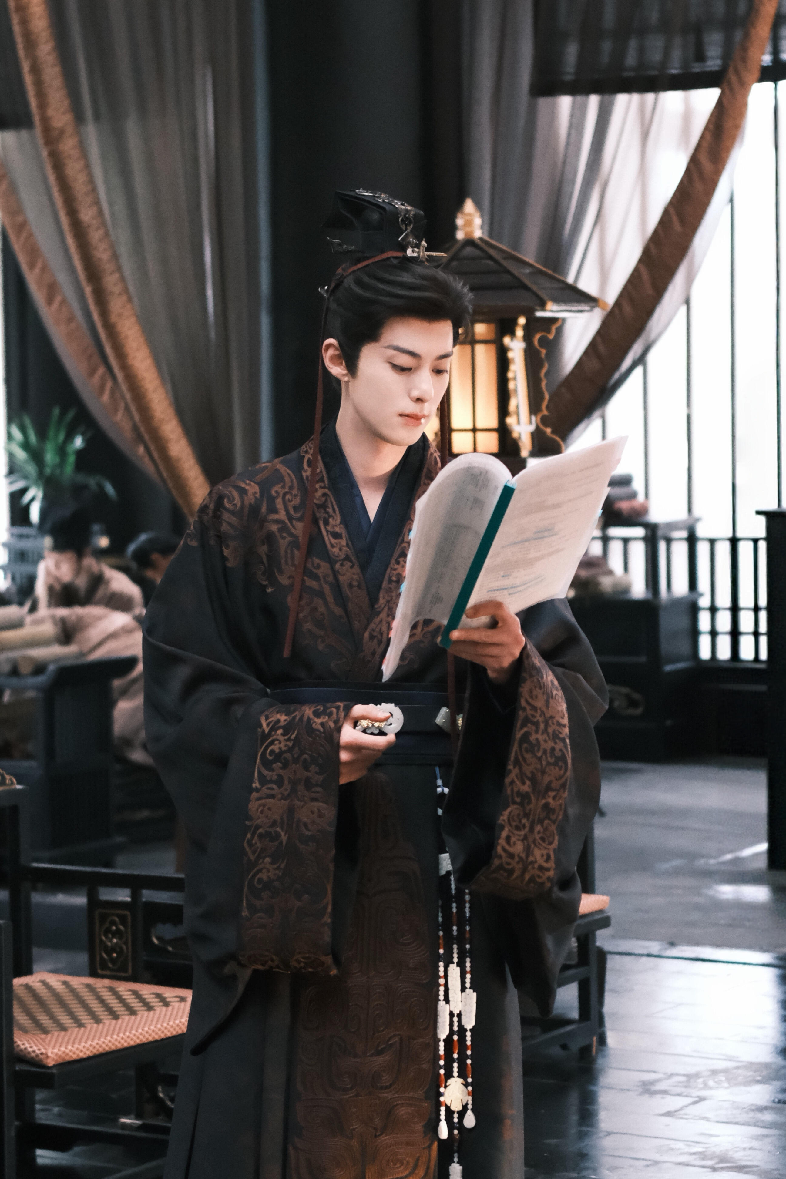 王鹤棣王鹤棣20260729工作室小红书发布照片六张，今天的物料吃撑了