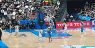 姜宇星在占据有利位置的情况下抢到篮板，右手碰到了身后的陈盈俊，其实是一个很正常很