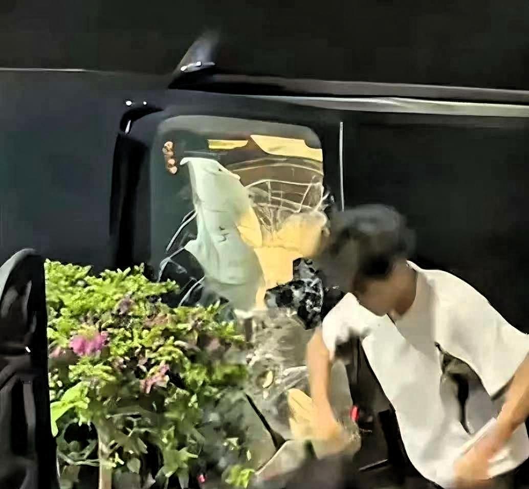 近日，广东汕头街头的一幕，让无数网友破防了7月7日凌晨三点，街上行人稀少，1