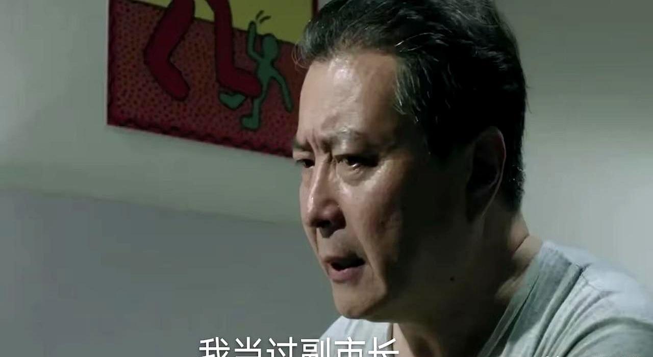 人往下走，最先崩塌的从来不是财富。曾经站得笔挺，眼神清澈，举手投足全是凛然