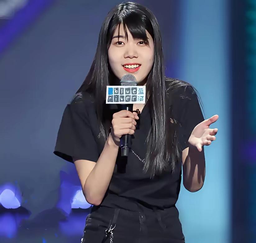 太搞笑了，杨笠粉丝见面会上，杨笠居然是长得最好看的那个！其实你仔细回想一下，“打