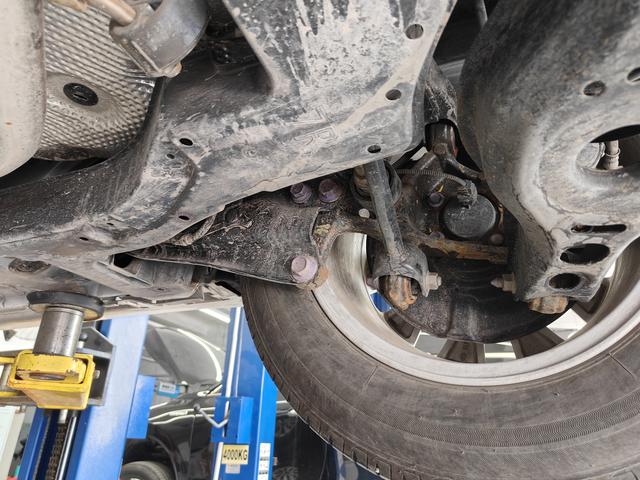 23款卡罗拉双擎生锈！今天去做1w公里的保养，发现这个地方好多锈迹，保养师傅和