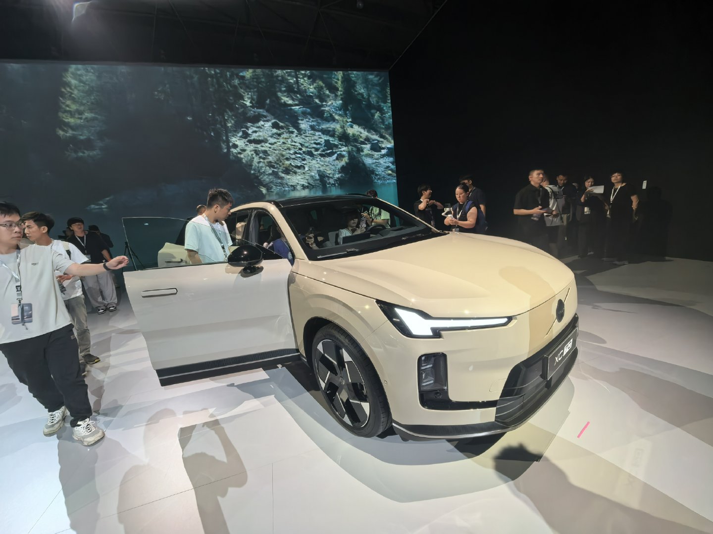 沃尔沃全新XC70其实XC70还有让我惊喜的就是车色了，就像是把北欧四季的风