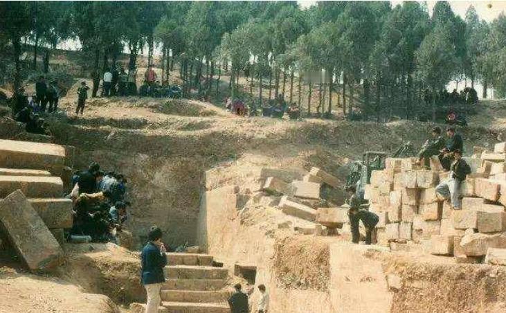 1987年，河南省商丘市芒砀山镇柿园村村民赵德友在开山采石过程中，因石块坠落意外