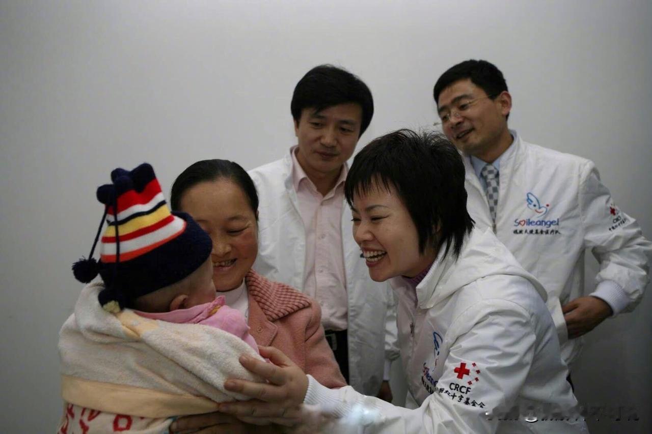 有些笑容是装不出来的，能够一眼看出来其中的真伪。这张照片上的笑容就是真正发自内心