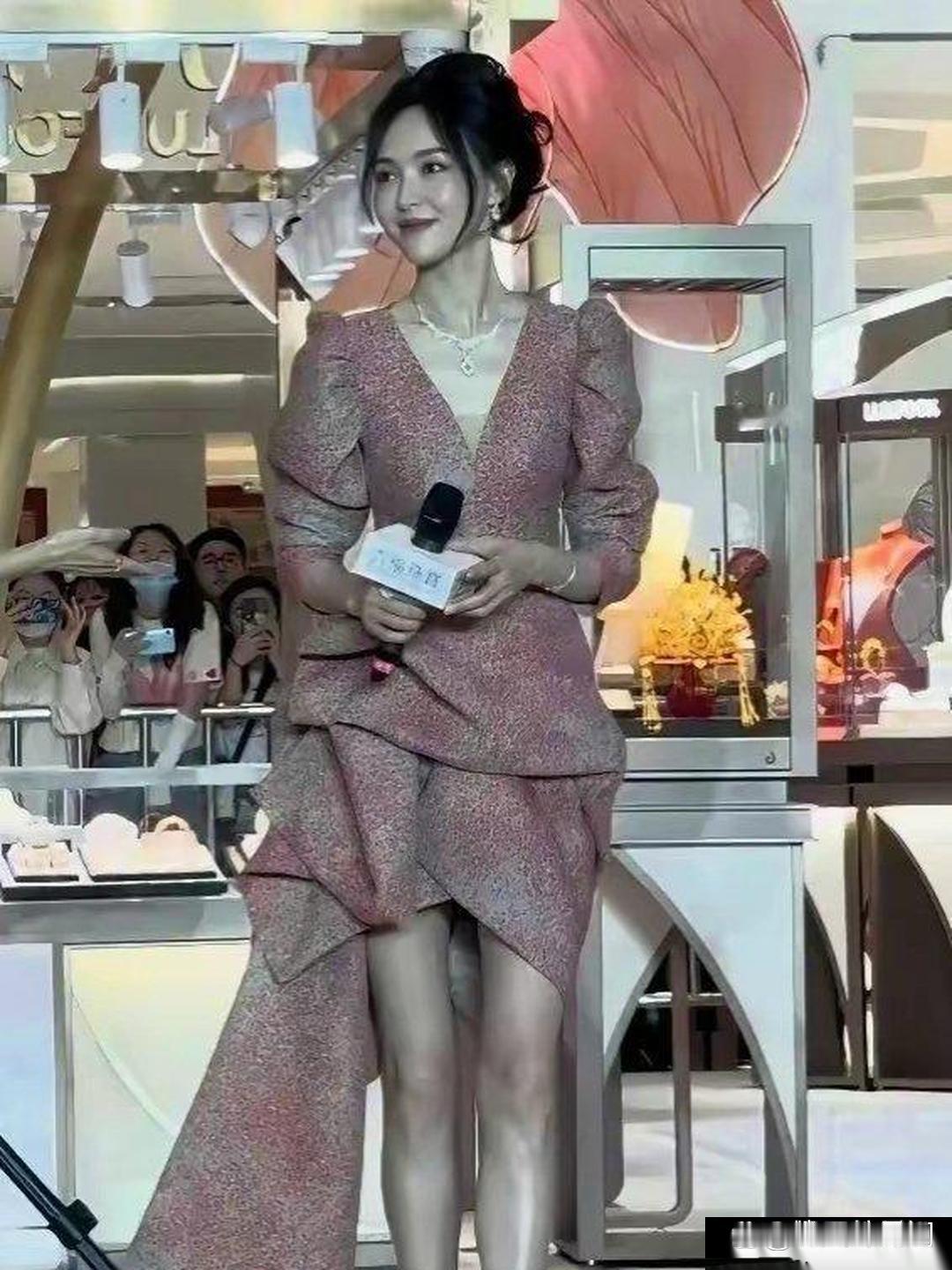 唐嫣身高172cm呢，没了美颜滤镜就是普通人。唐嫣身高172cm呢，没