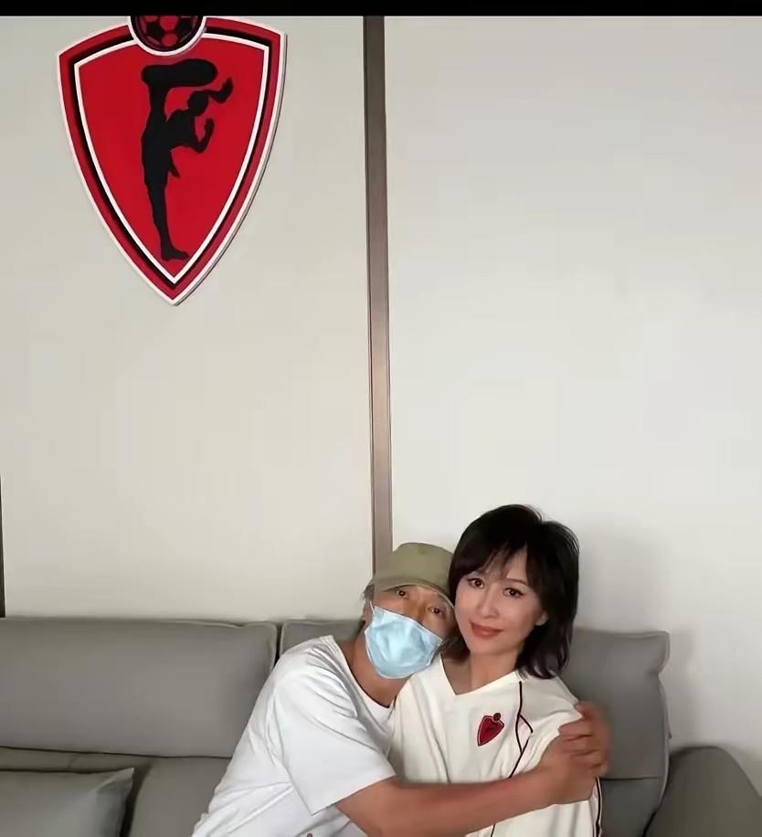 62岁的周星驰，发了张自拍。配文是：“继续努力”。但就这四个字却看哭网友。