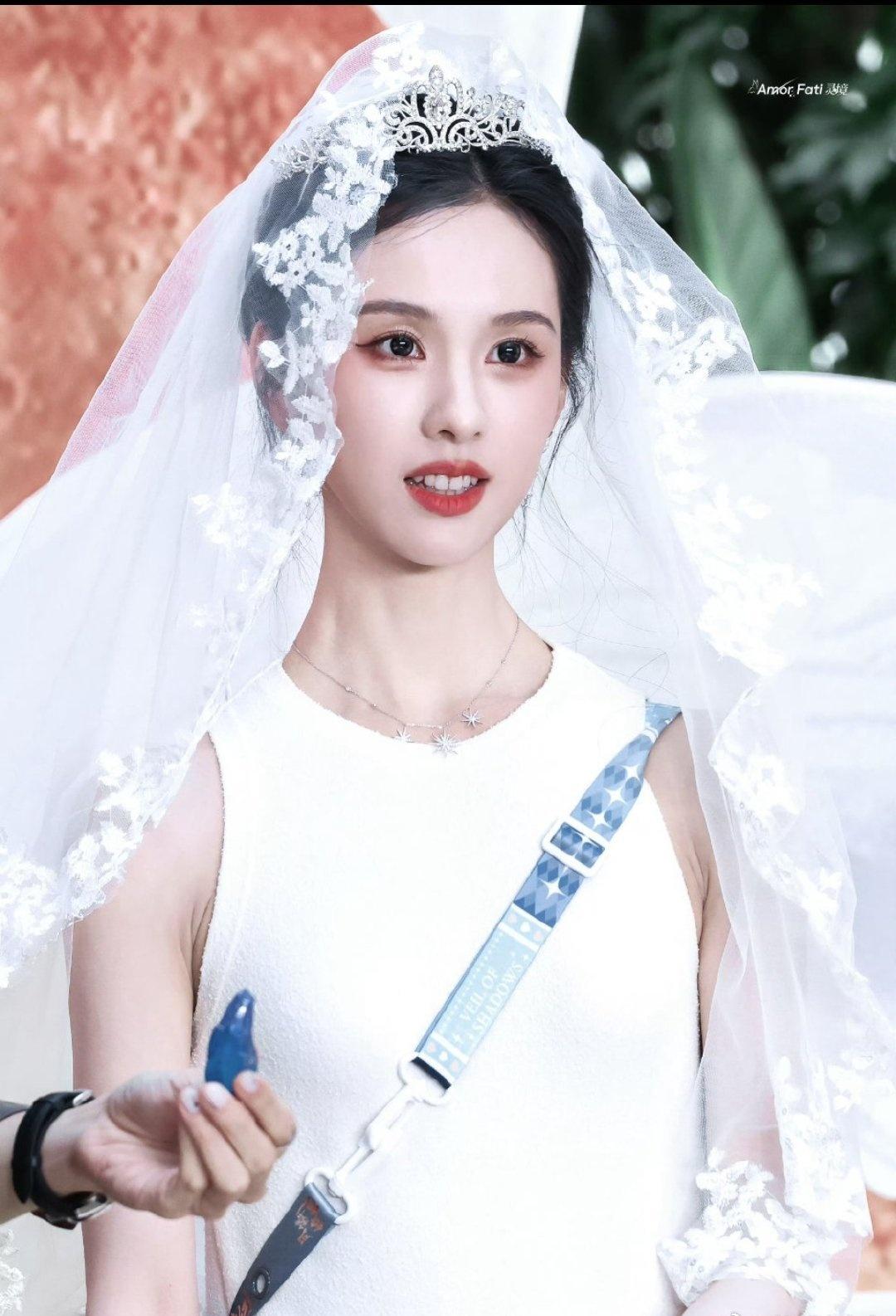 陈都灵🐰陈都灵白幼薇眉如远山含黛，目似秋水横波，往那一站，就像从古画里走出