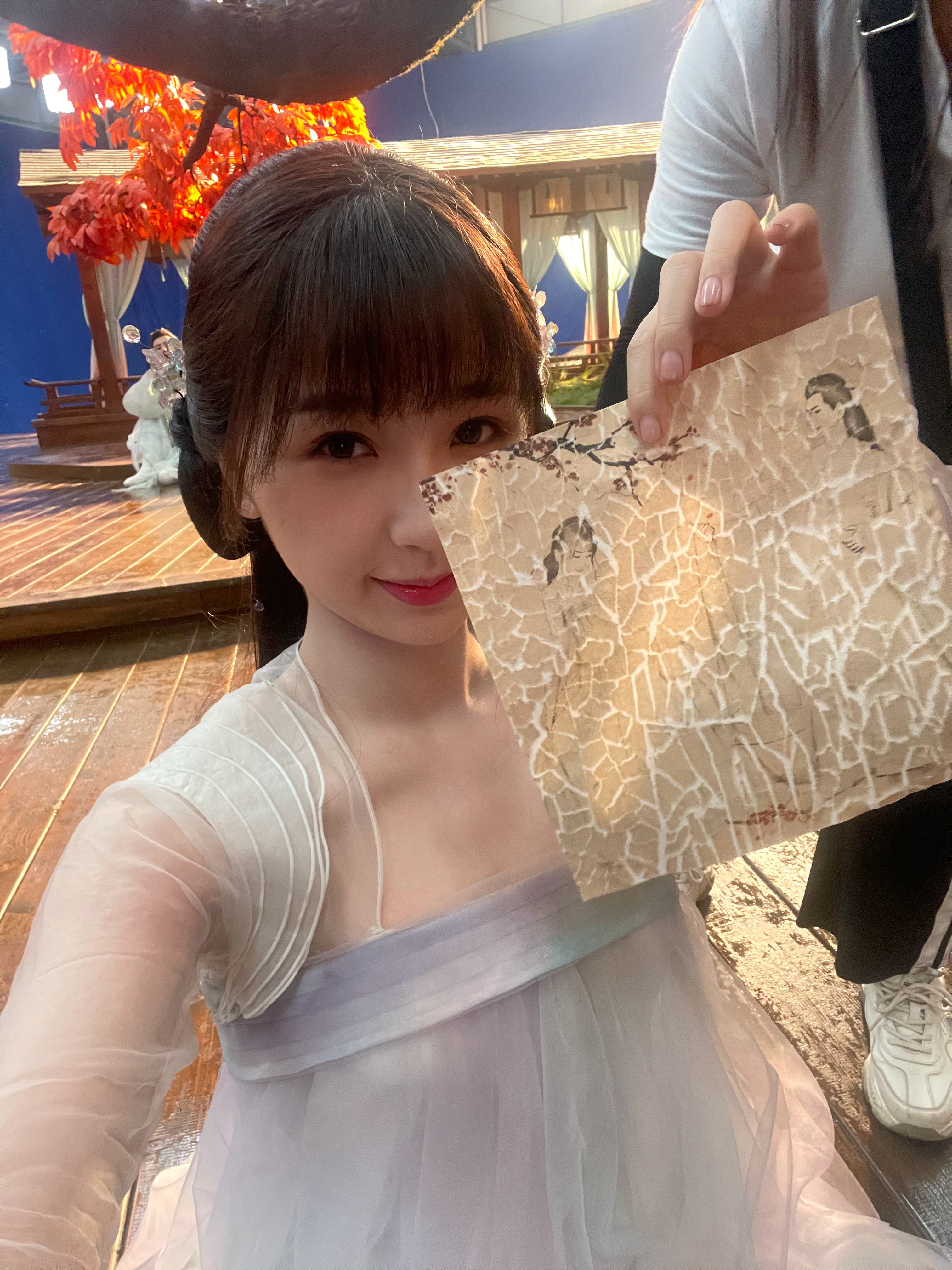 虞书欣📔虞书欣柴迁办记录册千百年岁月流转，司命殿的小兰花带着纯粹与勇敢来过