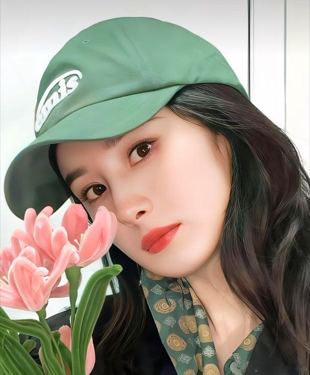 1、杨幂和Prada快要官宣了，品牌方还给她推了个vogue封面，这段时间她都