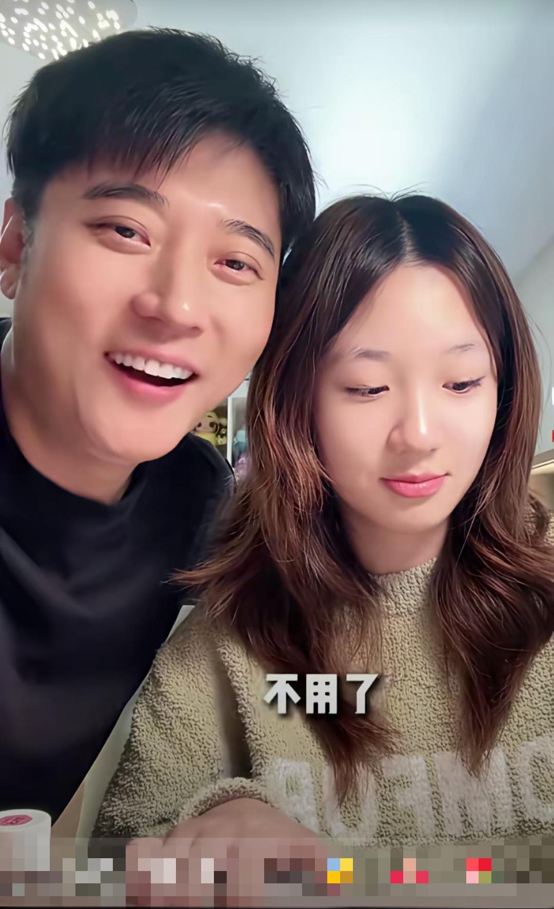 这是张丹峰和洪欣的女儿，小姑娘看着也就十二三岁的样子，脸型有点像妈妈洪欣，很漂亮