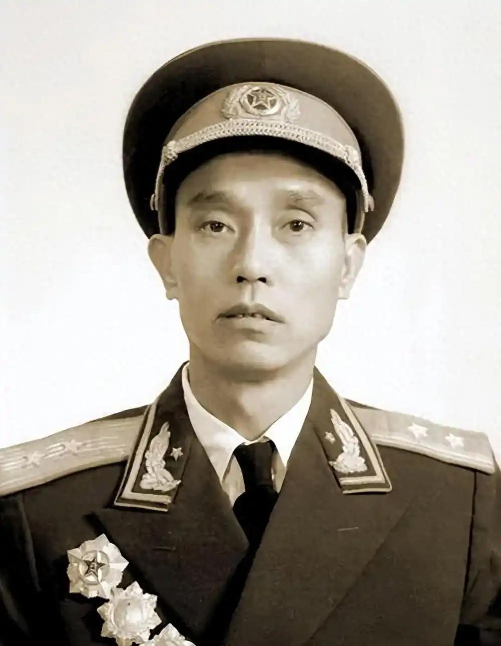 1947年，31岁的新5师师长周志坚和19岁女护士矫明结婚。新婚之夜，新郎周志坚