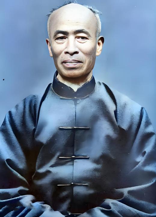 郑孝胥在历史上最著名的地方，在于他那“分裂”的双面人生。作为文人，他是清末“同