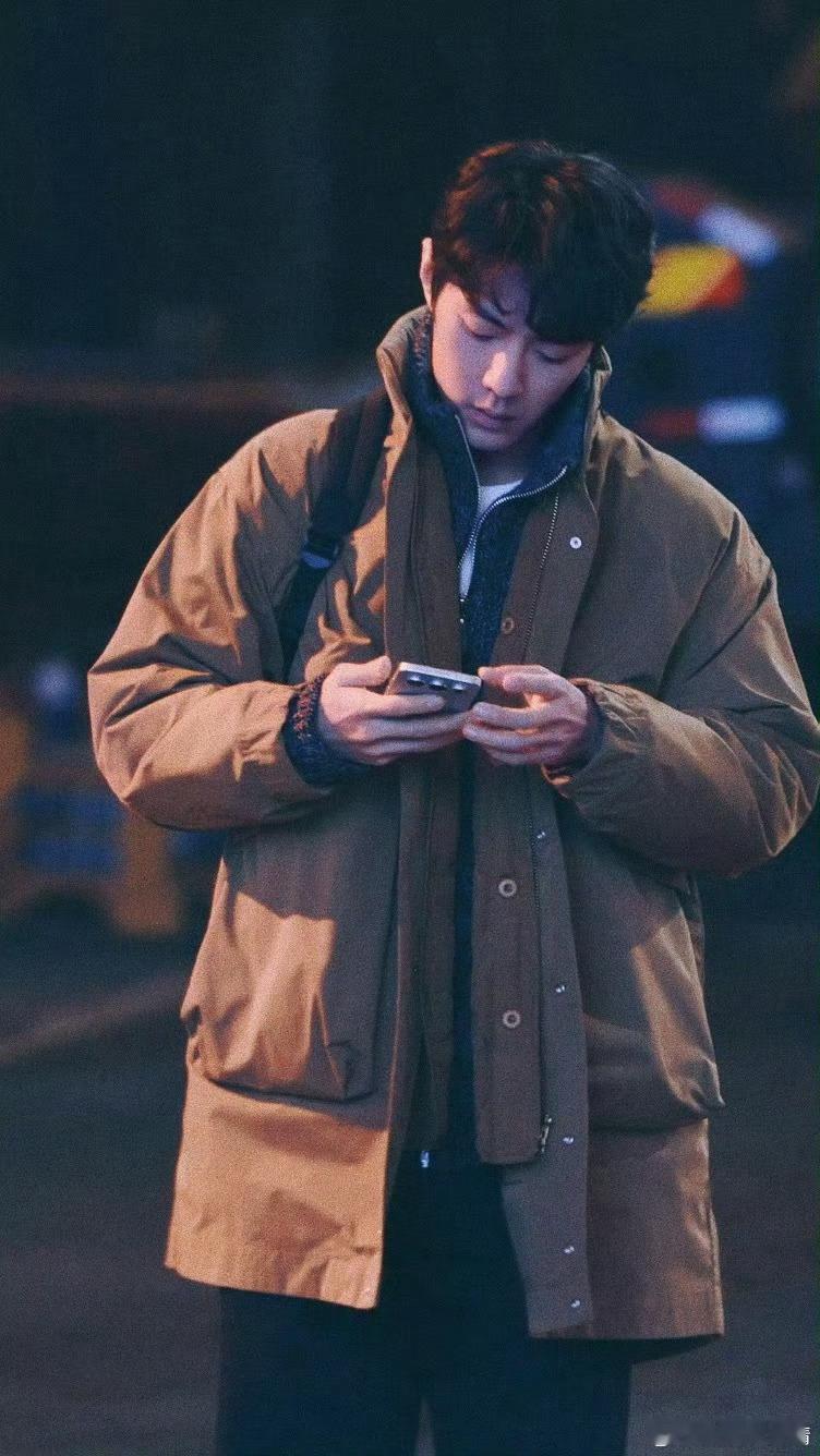 没想到刘医生还是小卷发，显得肖战更年轻了，脸就是很漂亮啊