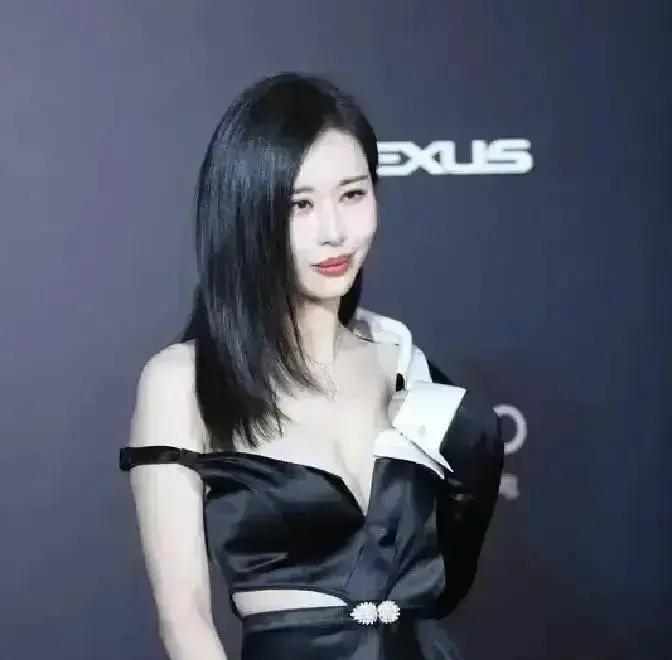 晒花园被骂上热搜她发了一张国外自家草坪的照片，配文“内心安宁”，评论区瞬间