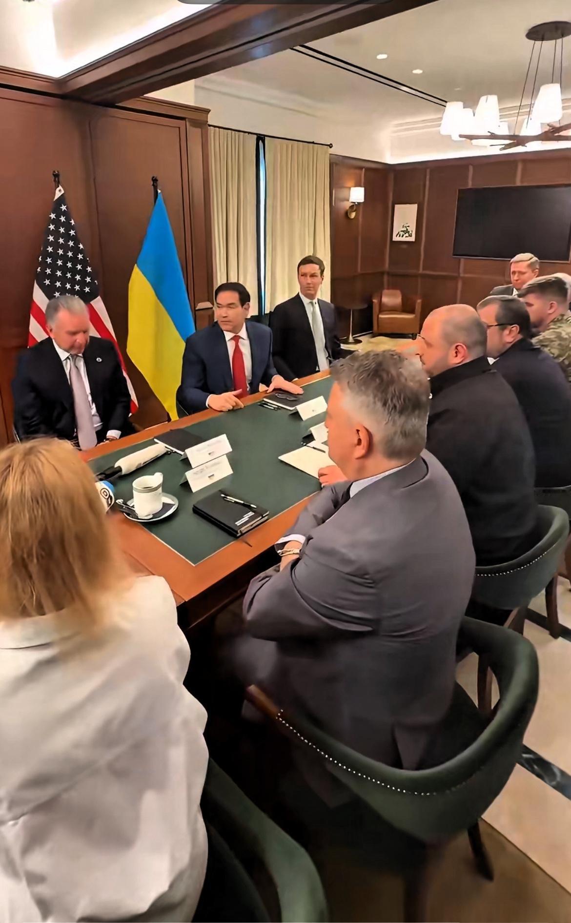 乌美在迈阿密谈判的首批画面曝光！当地时间11月30日，乌方由乌梅罗夫带队前来